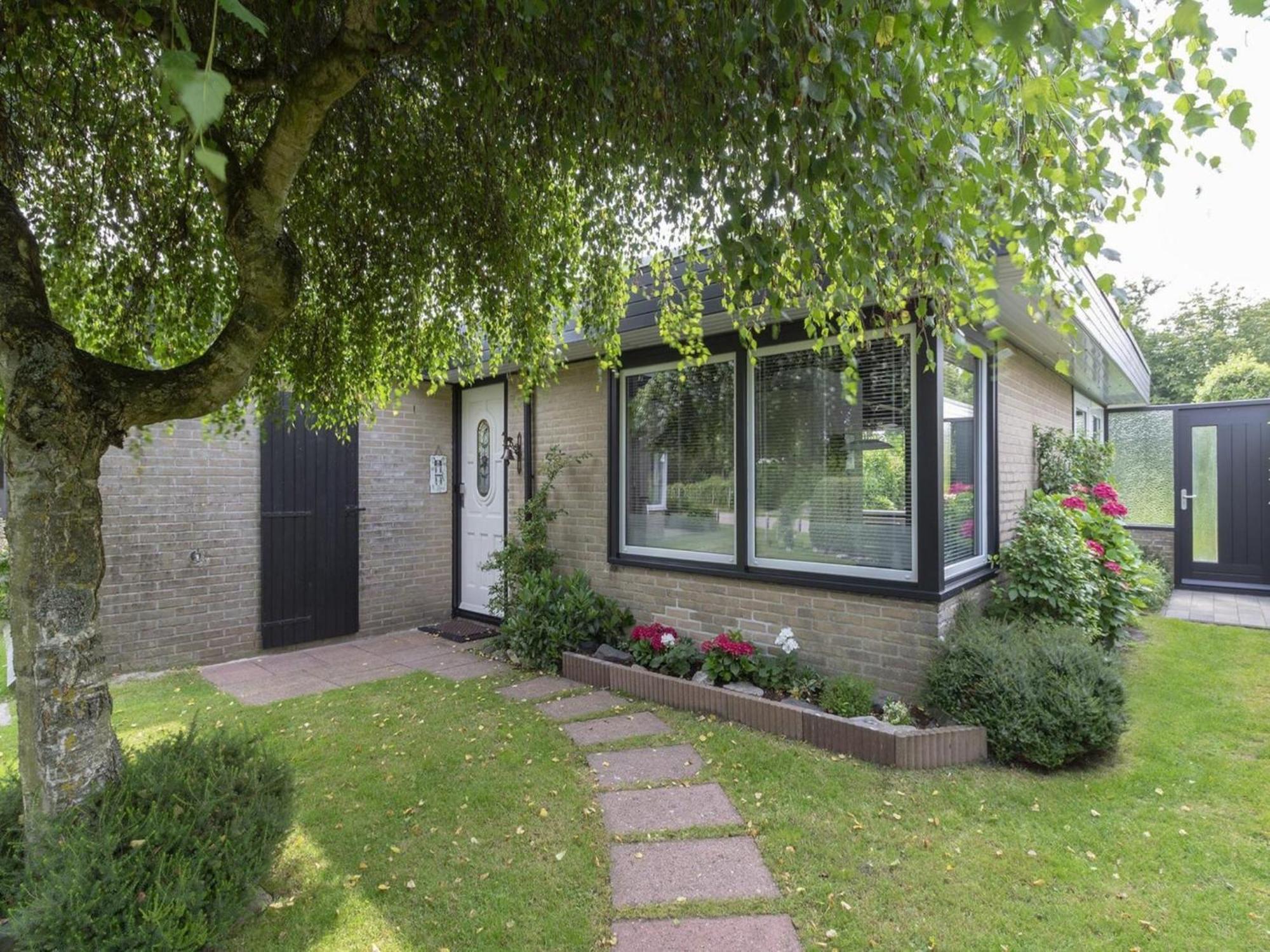 Attractive Bungalow With Modern Furnishings Sint Maartensvlotbrug Exterior foto